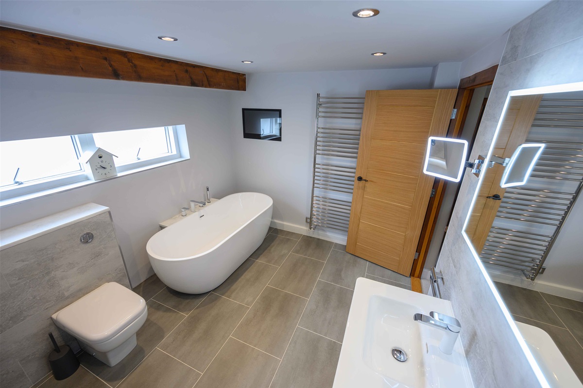 Clippesby Modern Bathroom | Suffolk Stand-alone Bathtubs