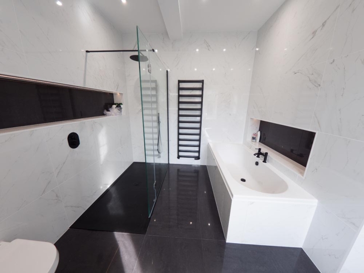 Luxury White and Black Marble Shower & Bath En-suite
