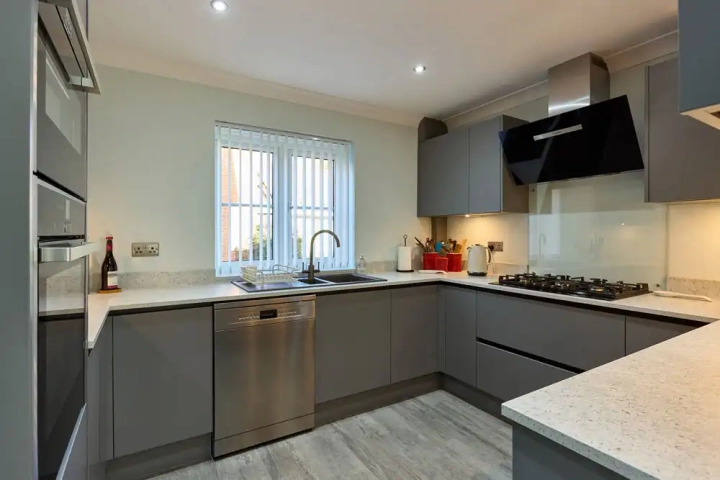 Kitchen with Integrated Gas Cooker and Dishwasher