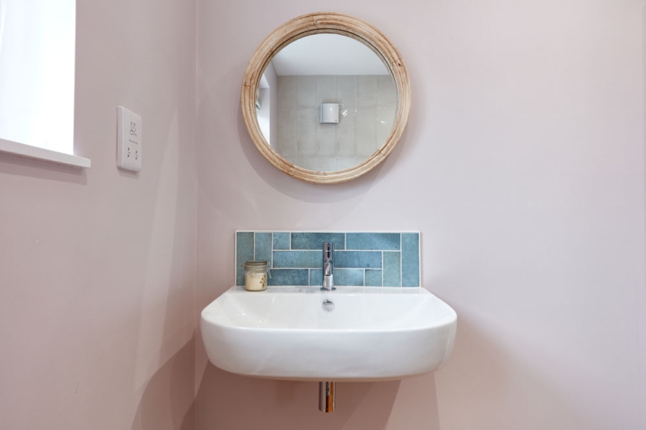 Wall hung basin with tiled splashback